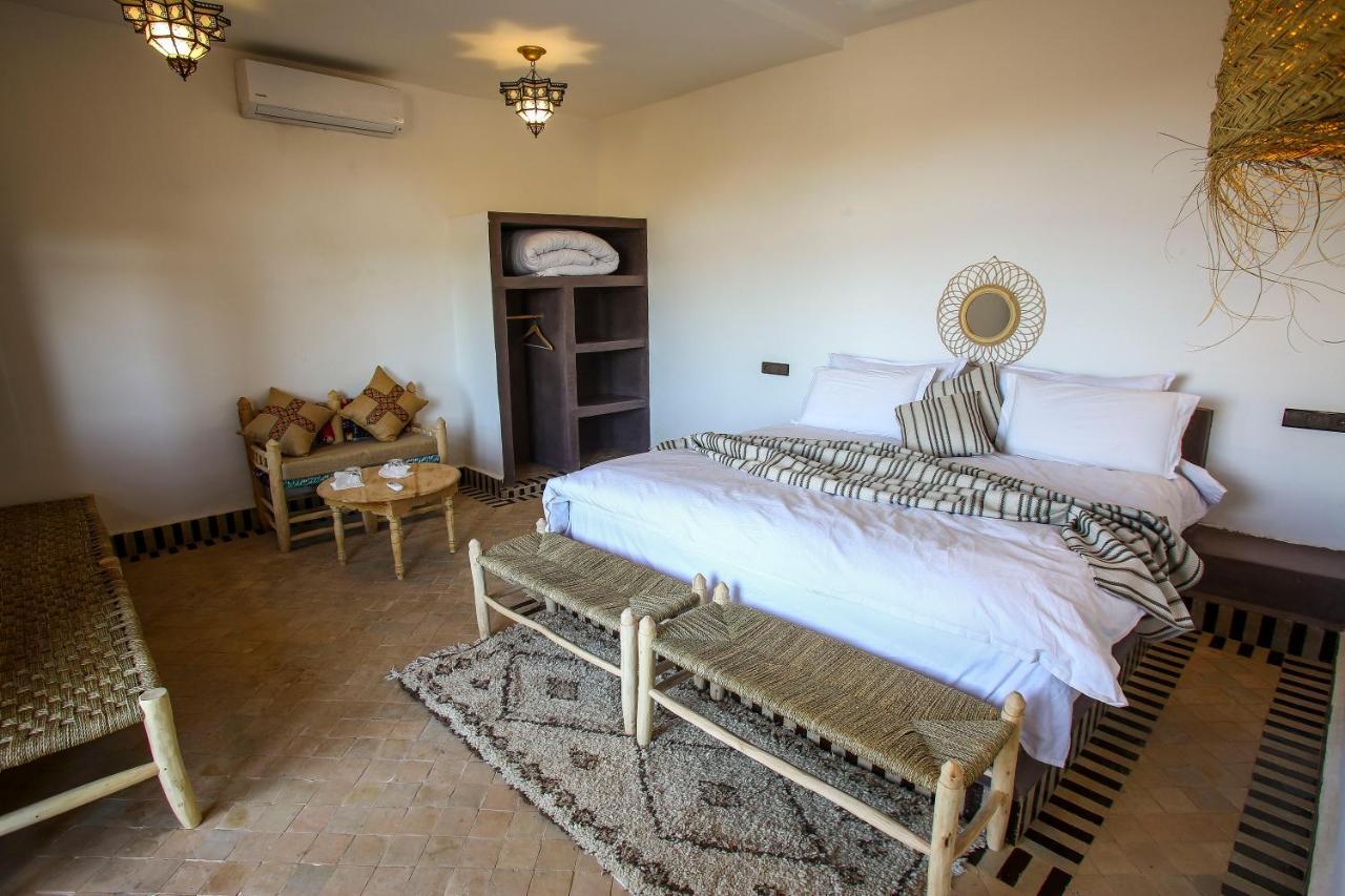 Riadsuerteloca Merzouga Hassilabied Eksteriør bilde A bedroom in a luxury desert camp