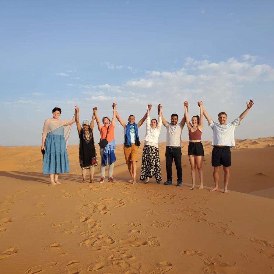 Riadsuerteloca Merzouga Hassilabied Eksteriør bilde The cast of the film in the desert