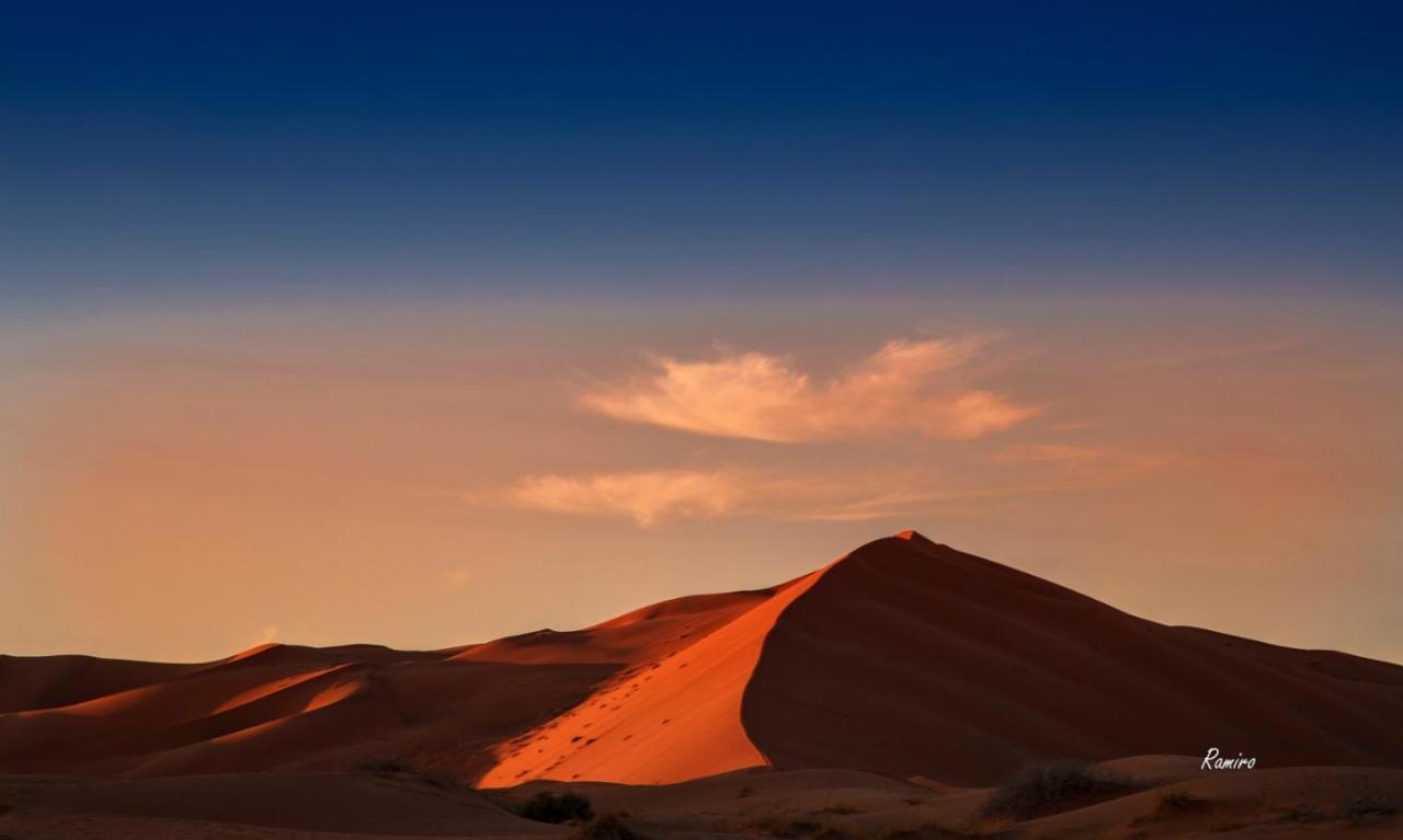 Riadsuerteloca Merzouga Hassilabied Eksteriør bilde Dune 45 at sunset