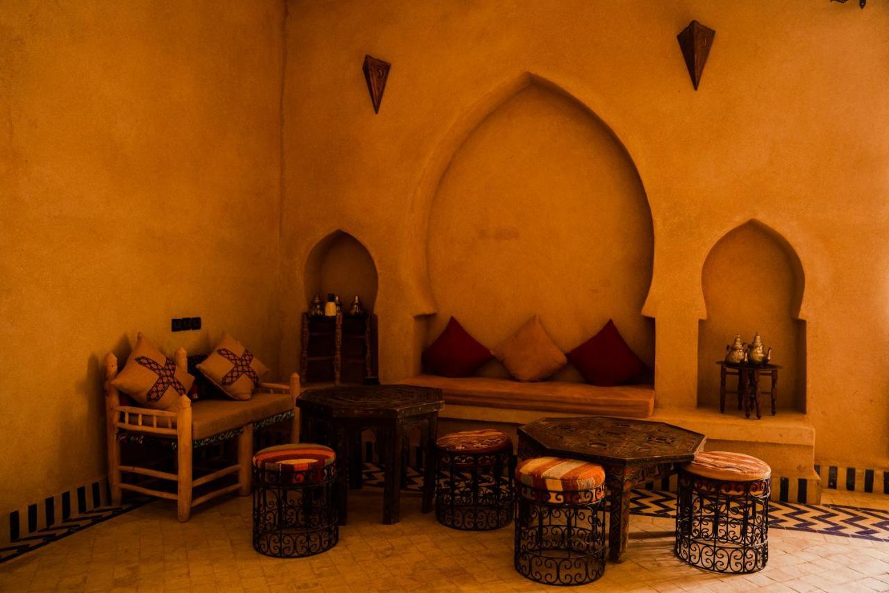 Riadsuerteloca Merzouga Hassilabied Eksteriør bilde A Moroccan living room