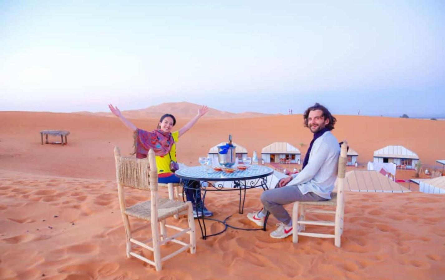 Riadsuerteloca Merzouga Hassilabied Eksteriør bilde Tourists in the desert