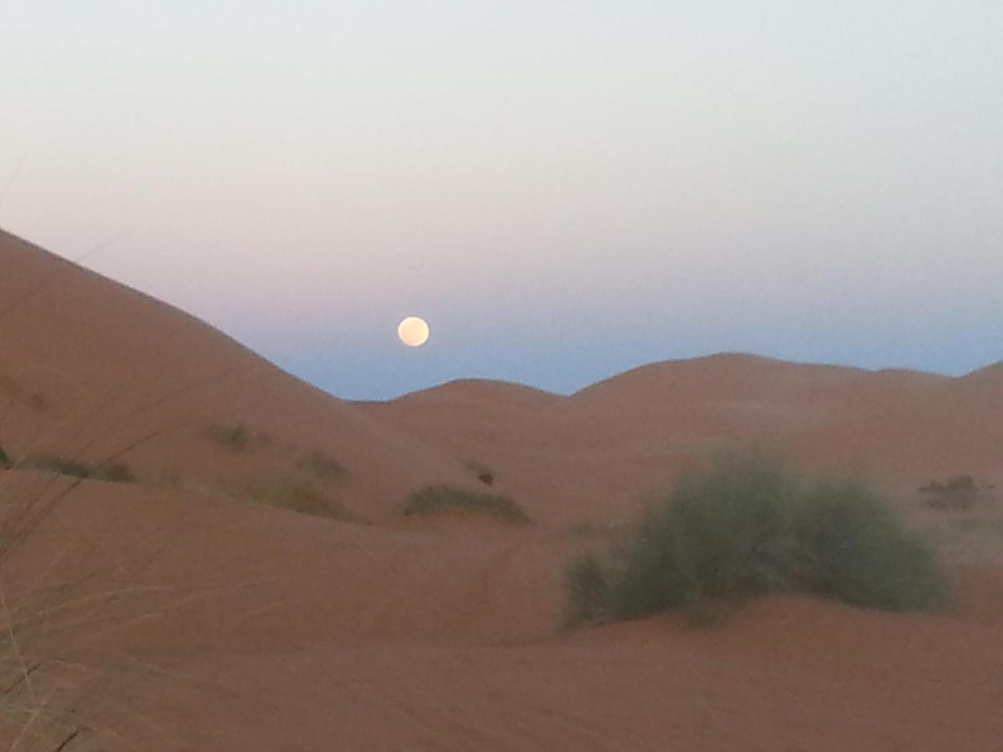 Riadsuerteloca Merzouga Hassilabied Eksteriør bilde Moon over the dunes