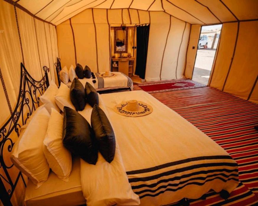 Riadsuerteloca Merzouga Hassilabied Eksteriør bilde Interior of a luxury tent
