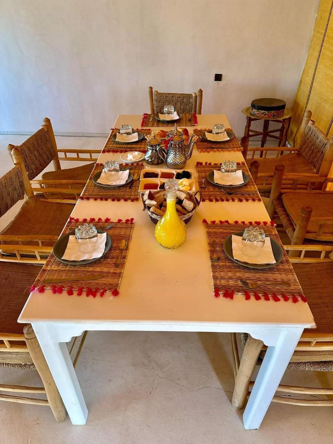 Riadsuerteloca Merzouga Hassilabied Eksteriør bilde A table set for a meal