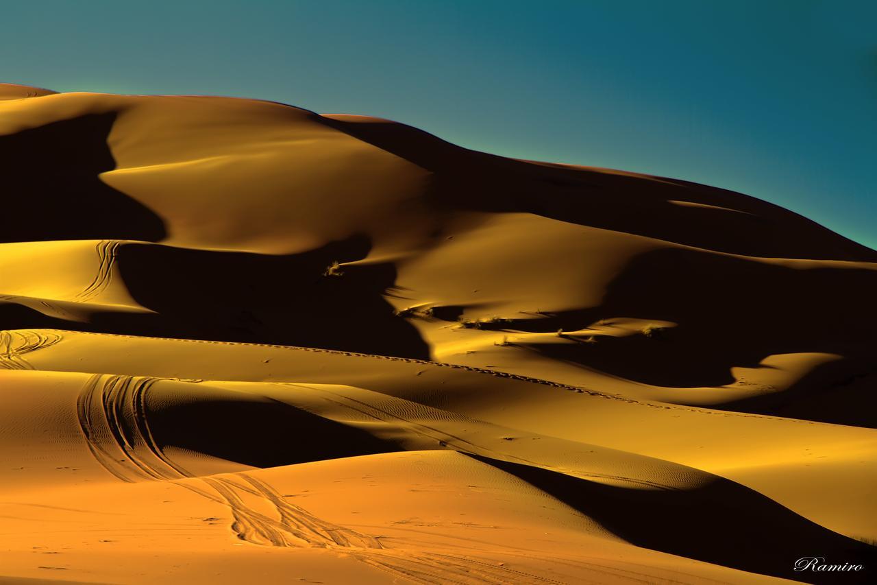 Riadsuerteloca Merzouga Hassilabied Eksteriør bilde Sand dunes in the Sahara